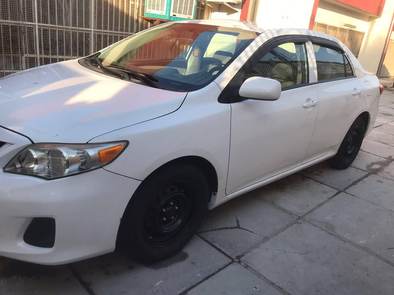 السلام عليكم
من رخصة الادمن المحترم 

كورلا موديل ٢٠١٢ وارد امريكي رقم بغداد 

داخلة كلين بس صار بيها طخة بالباب الخلفي الايمن بي تصليح وصبغ ومباوك الجاملغ فقط وبيها تكحيل مال تقشير بالبنيد موضح بالسونر ماشية ٩٤ الف ميل 

طخم تاير كوري 

كير ومحرك مكفولة 

عنواني بغداد 

رقم الهاتف ***********

السعر ١٣٠ وبيها مجال
