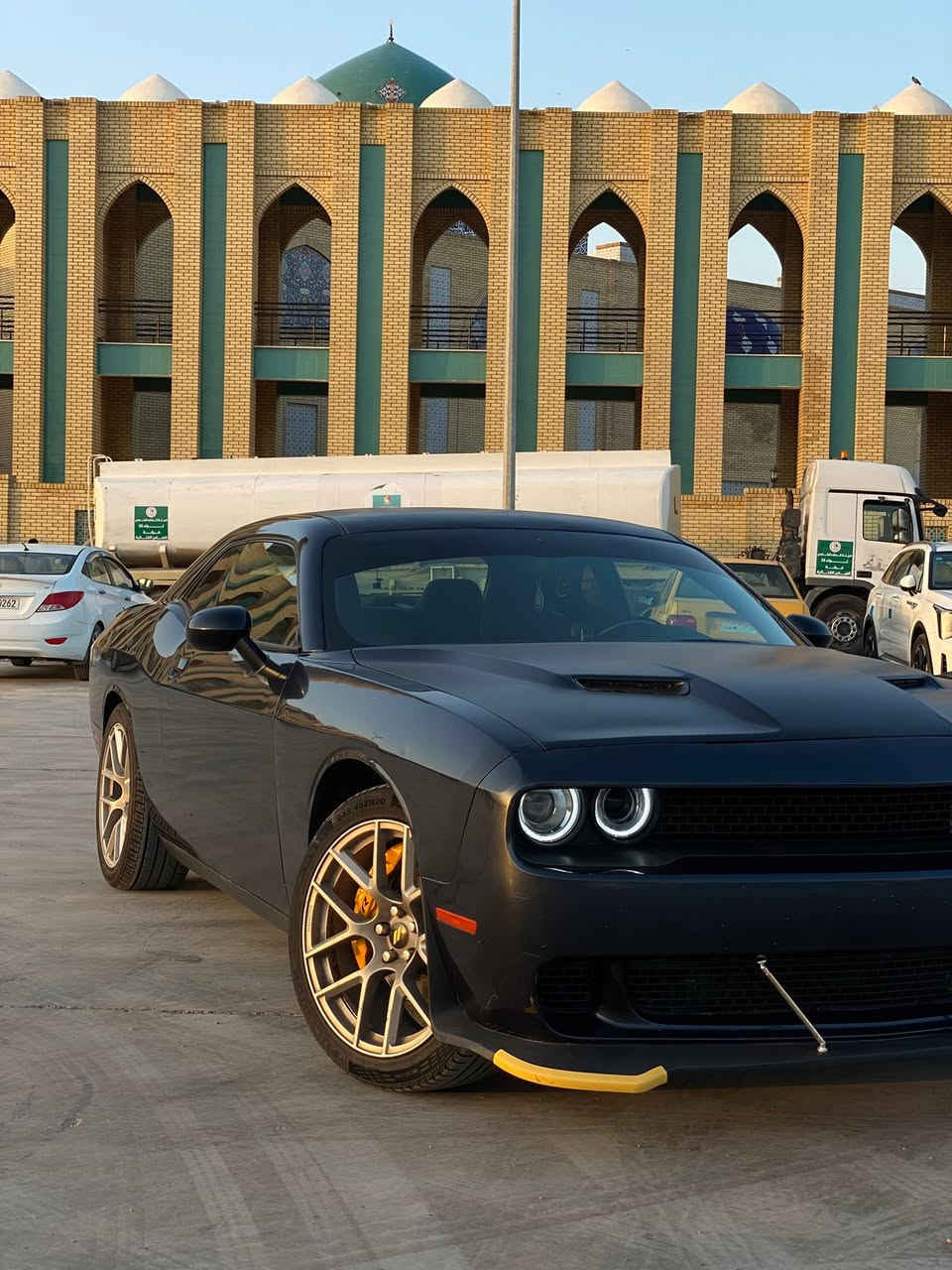 السلام عليكم
بيع مستعجل ماكو هيچ نظافة بهيچ سعر 
چالنجر 2017 SXT Performance Edition 
نسخة اداء خاصة تختلف عن باقي النسخ 
ابرز هاي المواصفات اكسل 3.08 بلادي 
السيارة عليها ويل دايتونا اصلي وتخم تاير جديد 
سستم انارة محيطية داخلية 
لايتات امامية جديدة 
گير محرك اكسل گاردن كلهن مكفولات
السيارة ماشية 95 ميل قابل للزيادة 
السيارة عليها برمجة كاملة استخدام يومي وبرمجة ثانية اداء عالي 
حدادية وتبريد 100/100 
هايدروليك الگير بدلته بالموعد 
الاكسل جديد 
ثيم SRT للشاشة والعدادات 
شاشة مبدلة كاربلاي مال موديل 20 سعرها 4 ورقات 
 وراديترات ومراوح بلادية مال الشركة يعني انسة الحماوة
سيارة جاهزة على اخر حبة وماناقصها برغي واحد 
جميلة وناصبة وبالعافية على الياخذها 
سنوية 2030 بإسمي تحويل مباشر 
الحادث دعامية امامية واصبع من البنيد ومصلح نفسه بدون فتح 
وبيها قطع كلير من أمريكا طبقة خفيفة جداً گوة بينت بالسونر بدون فتح أو تصليح
لغد شاصي دواخل كفالة من الشخط 
السيارة مصلحة داخل امريكا وداخلة للعراق كلين تايتل تعمل وتسير 
وبيها 3 رصعات بالقمارة مال تحميل ممبينات 
سعر السيارة 139 ورقة وبيها مجال بسيط
مكان السيارة بالكوت 
واتساب واتصال 
***********
