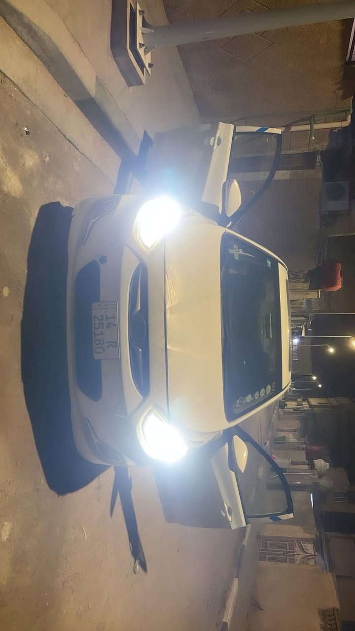 اكسنت 2016 خليجي
محرك 1600  / رقم انگليزي و بأسمي السياره
و مصفره من كل الغرامات 
تبريد شغال /فتحه/ تحكم ستيرن / لايت زنون / ارضيه جلد/شاشه
حداديه و گير ومكينه كلها تمام 
بيها بارد بمكان قبق البانزين 
السياره مال جناي وابيع للجناي رجاءاً البياع شراي لا يتصل 
السعر 90 وشرط التحويل 
*********** مكاني الزبير
