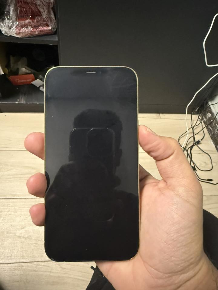 السلام عليكم ايفون ١٢ برو ماكس ماستر بلادي بدون اي تبديل ذاكرة ١٢٨ بطارية ٧٧ جام الكامرتين مكسورات بس الكامرة شغالة طبيعي وبي فطر بالظهر مثل ما موضح بالصور مكاني البلديات او فندق قلب العالم 
قيم بما يرضي رب العالمين واخذة 
***********
