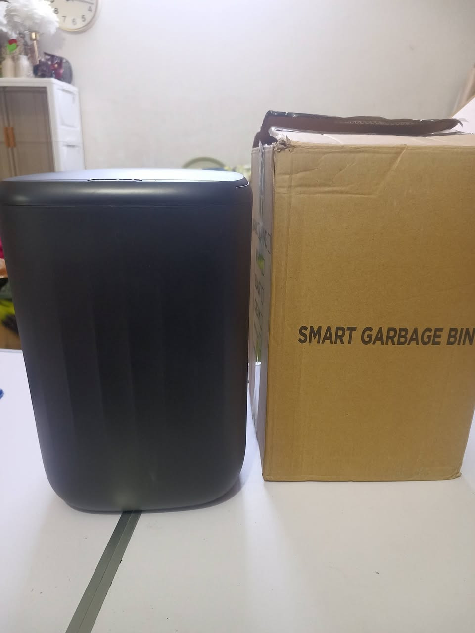 +1
هذه حاوية نفايات ذكية تعمل بالكهرباء. 
تتميز بفتح وغلق الغطاء تلقائياً باستخدام مستشعرات الحركة لتجنب اللمس.
تصميم عصري يناسب غرف النوم، المكاتب، أو المطابخ.
تعمل عادةً بالبطاريات لسهولة التنقل والاستخدام.
تساعد في الحفاظ على النظافة ومنع انتشار الروائح بفضل تصميمها المغلق.
القياس 36/25
السعر 10 الف


**إذا كنت صاحب هذا الإعلان وتريد حذفه لأي سبب، رجاءا أرسل رسالة إلى الدعم الفني**