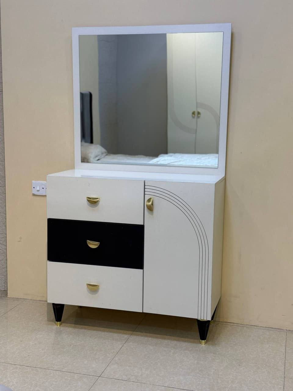 غرفة نوم ناز ابواب 7 قطع معمل اصلي درجة اولى📢
نفس الصورة بالضبط💯
برغي وجوي حديد
سرير جك خزان 
نرمايد هيدروليك 
سكك ثلاث مراحل  
متوفرة بلون كريمي
كنتور 6 باب قياس 225سم✅
ملحق كنتور 2 باب 75سم✅
سرير 180*200✅
كومديات عدد 2✅
ميز تواليت✅
مراة قيافه✅
 يوجد توصيل لجميع المحافظات


**إذا كنت صاحب هذا الإعلان وتريد حذفه لأي سبب، رجاءا أرسل رسالة إلى الدعم الفني**