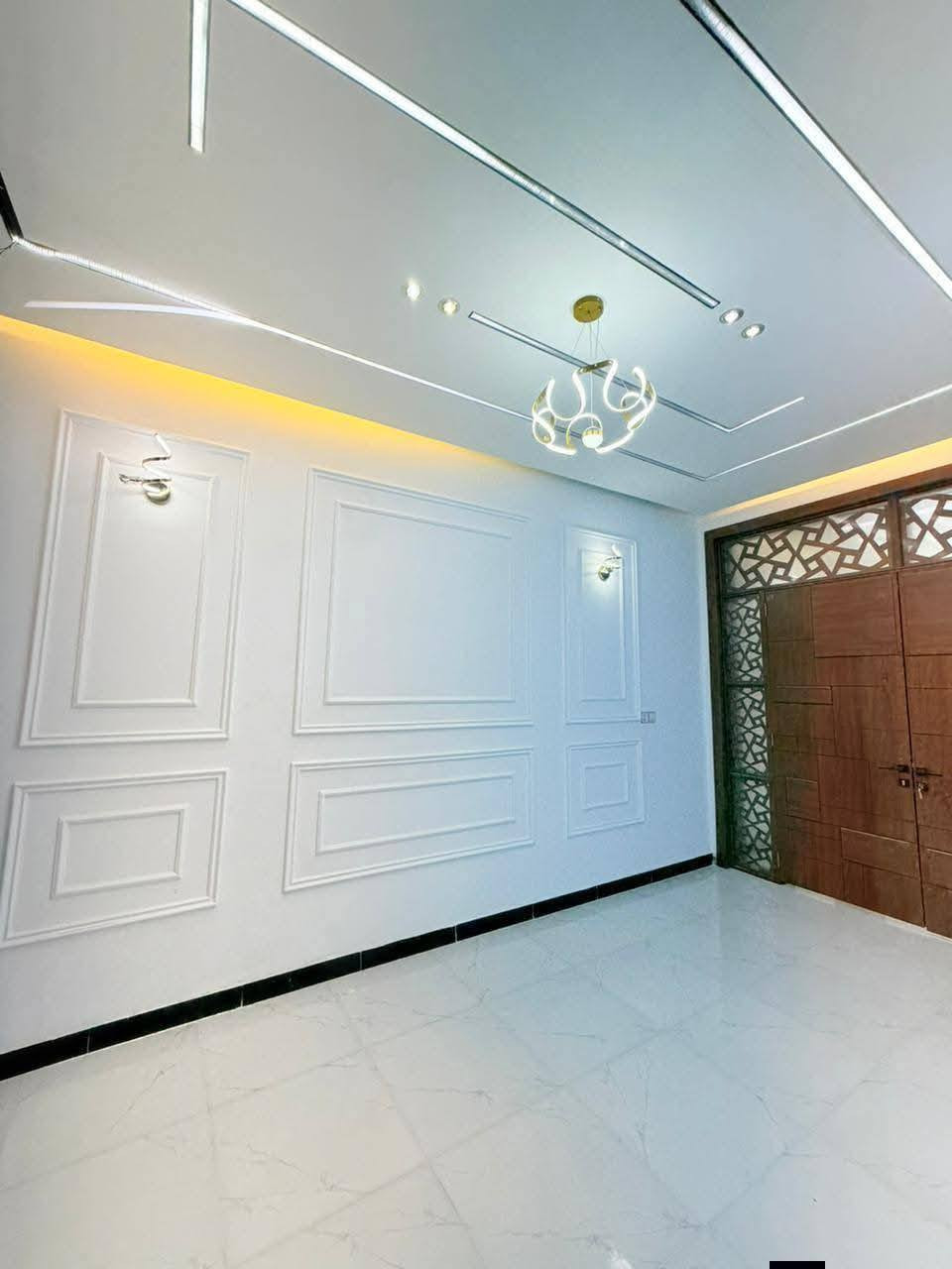 🏡دار للبيع🏡

المساحة: 100 متر 
✅ #طابو_زراعي_سند_25_أقرار_محكمه
السعر: خاص وتدلل
الموقع: النجف شارع الصب مقابل ملحق قريه الغدير #ألخط_ألاول

مواصفات البناء:
غرفه نوم وصاله ومطبخ واستقبال حمامات داخليه وخارجيه وكراج 
بناء مرتب (أساس + سقف كونكريت + طابوك)
أرضية بورسلين أبو الـ 60

الخدمات:#بعد_عن_الشاره_150م بلخط الاول 
ماء كهرباء مدارس سوق تبليط مولد

للاستفسار والاتصال:
*********** النجف, العراق
