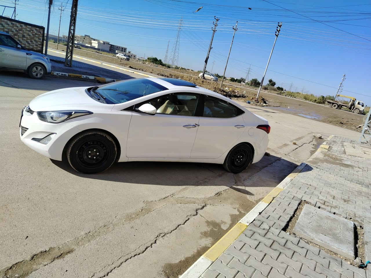 سلام عليكم الالنتره موديل 2015 خليجي فول موصفات السياره جاهزه من كلشي صار بيه شخط بحاملغ الخلفي والباب الوره ونصبغ عل كد شخط السياره مكينه كير خير من الله مكانه واسط باقي لتفاصيل ***********
