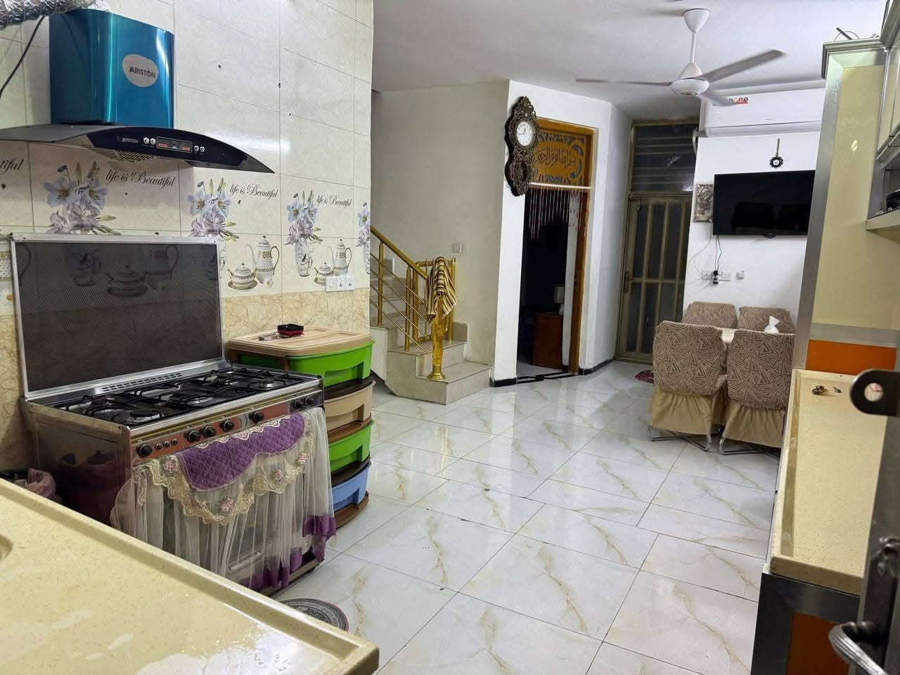 السلام عليكم  بيت منطقه الدوره البوعيثه طابوزراعي سند٢٥ مساحه 100 متر ع شارع تجاري مجمع ابراج الفرح بشارع صيدليه السنبله باسمي مباشر تنازل بشركه ودافع خدمات بيت مرتب ومايحتاج إله كلشي طابق واحد واجهه 7 و70 طابق واحد مدخلين صاله ومطبخ وغرفه نوم وبيتونه ومنور وحمام السعر ٩٥ مليون وبي مجال الاتصال ع الرقم ***********
