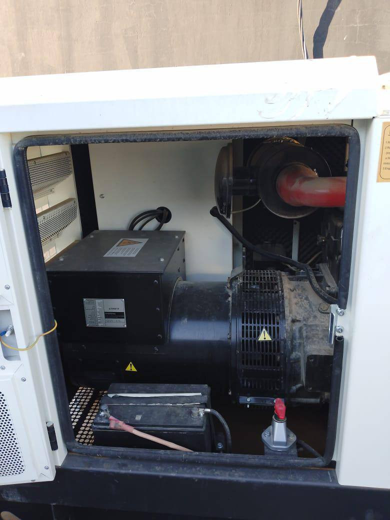 مولد بيركنز صيني بعدها بالضمان
جديدة جداً 
٦٠ ك 
توليد ٢٠٠ امبير 
السعر :— ٤٢ ورقة 
للاتصال:***********
