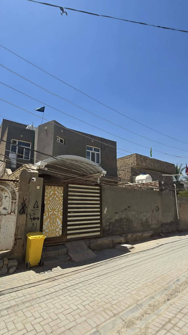 بيت للبيع المساحة 315يقع على شارعين يحتوي على دارين مساحة الاول 200 طابقين الطابق الاول استقبال ومطبخ وصالة وغرفتين نوم وصحيات داخلية وخارجية الطابق الثاني ثلاث غرف نوم ومطبخ وصالة وصحيات
الدار الثانية المساحة 115 طابق واحد يحتوي على استقبال ومطبخ وصالة وغرفتين نوم وصحيات داخلية وخارجية العنوان حي الفرات مقابل كلية الطب الاستفسار الاتصال على الرقم ***********
بيت للبيع المساحة 315يقع على شارعين يحتوي على دارين مساحة الاول 200 طابقين الطابق الاول استقبال ومطبخ وصالة وغرفتين نوم وصحيات داخلية وخارجية الطابق الثاني ثلاث غرف نوم ومطبخ وصالة وصحيات
