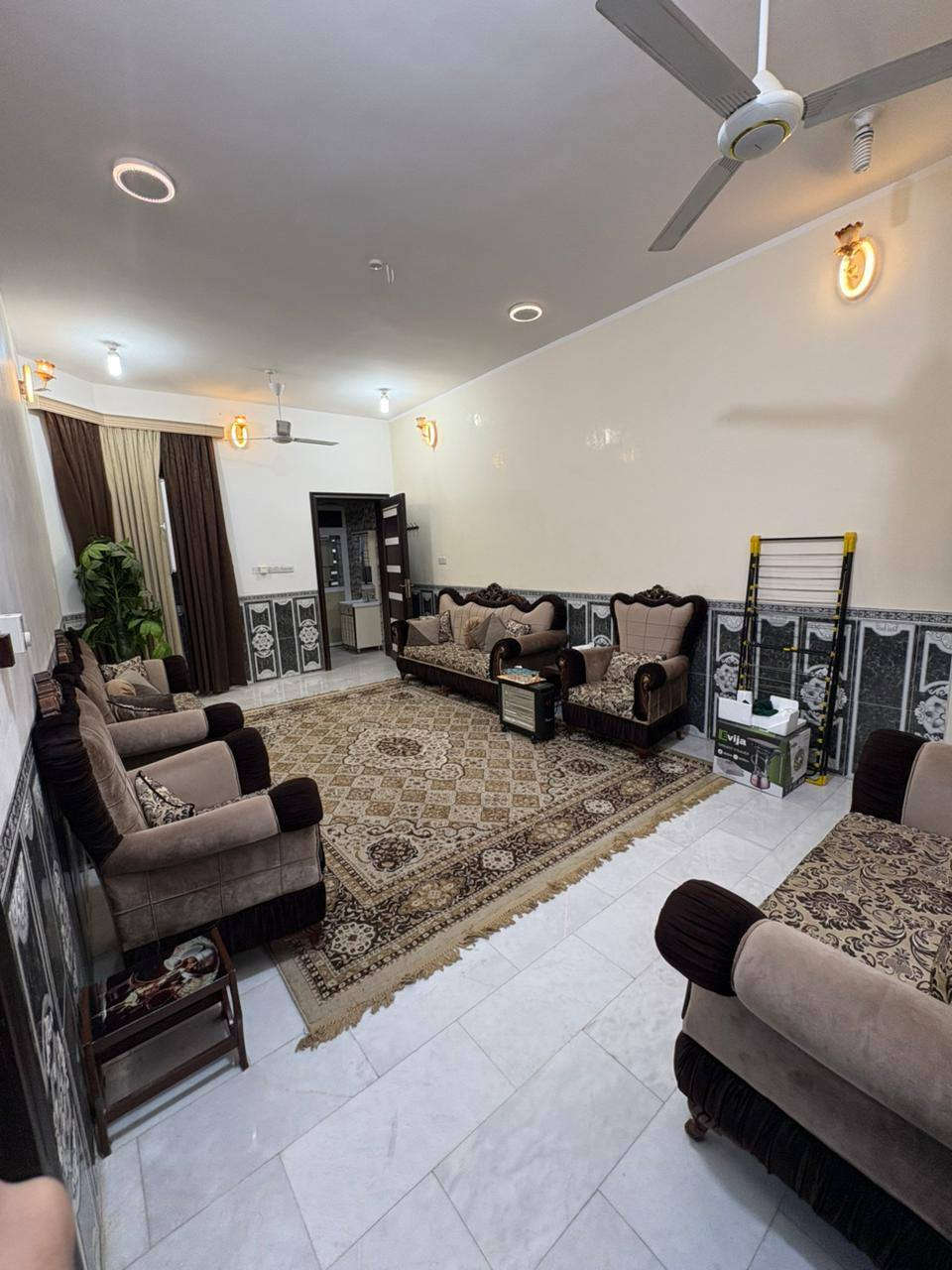 🏠 بيت "طابو صرف" للبيع - تصميم عصري وبناء حديث
​الموقع: السماوة - حي المعلمين الثانية.
المساحة: 200 متر مربع.
سنة البناء: 2019 (بناء نظيف وجاهز للسكن).
​تفاصيل البيت:
​يتميز البيت بتوزيع ذكي للمساحات وخصوصية عالية لكل طابق:
​الطابق الأول:
​استقبال واسع + صالة عائلية.
​مطبخ نظام (حار / بارد).
​غرفتين نوم مريحة.
​مجمع صحي عدد (2) + نظام تهوية مزدوج (عدد 2).
​الطابق الثاني:
​صالة جلوس.
​3 غرف نوم: (ميزة إضافية: كل غرفة تحتوي على بلكون خاص ومجمع صحي مستقل).
​سطح صغير للخدمات.
​الطابق الثالث:
​بيتونة صغيرة + سطح كبير واسع.
​💰 السعر والمعاينة:
​لمعرفة السعر وتفاصيل البيع، يرجى كتابة (يا الله) في التعليقات أو التواصل مباشرة.
​للاستفسار والاتصال:
📞 *********** السماوا, المثنى
