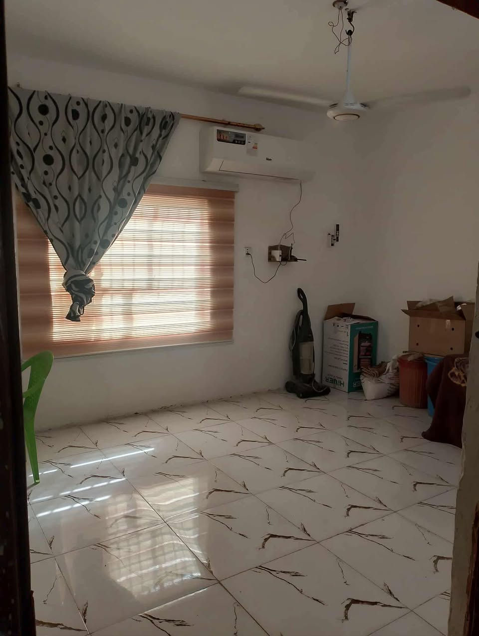 السلام عليكم بيت للبيع مساحة 200م 
زراعي حي العسكري شارع السادة الطوال يتكون من غرفتين ومطبخ وصاله واستقبال ومجمع صحيات السعر 34 الاستفسار ***********
