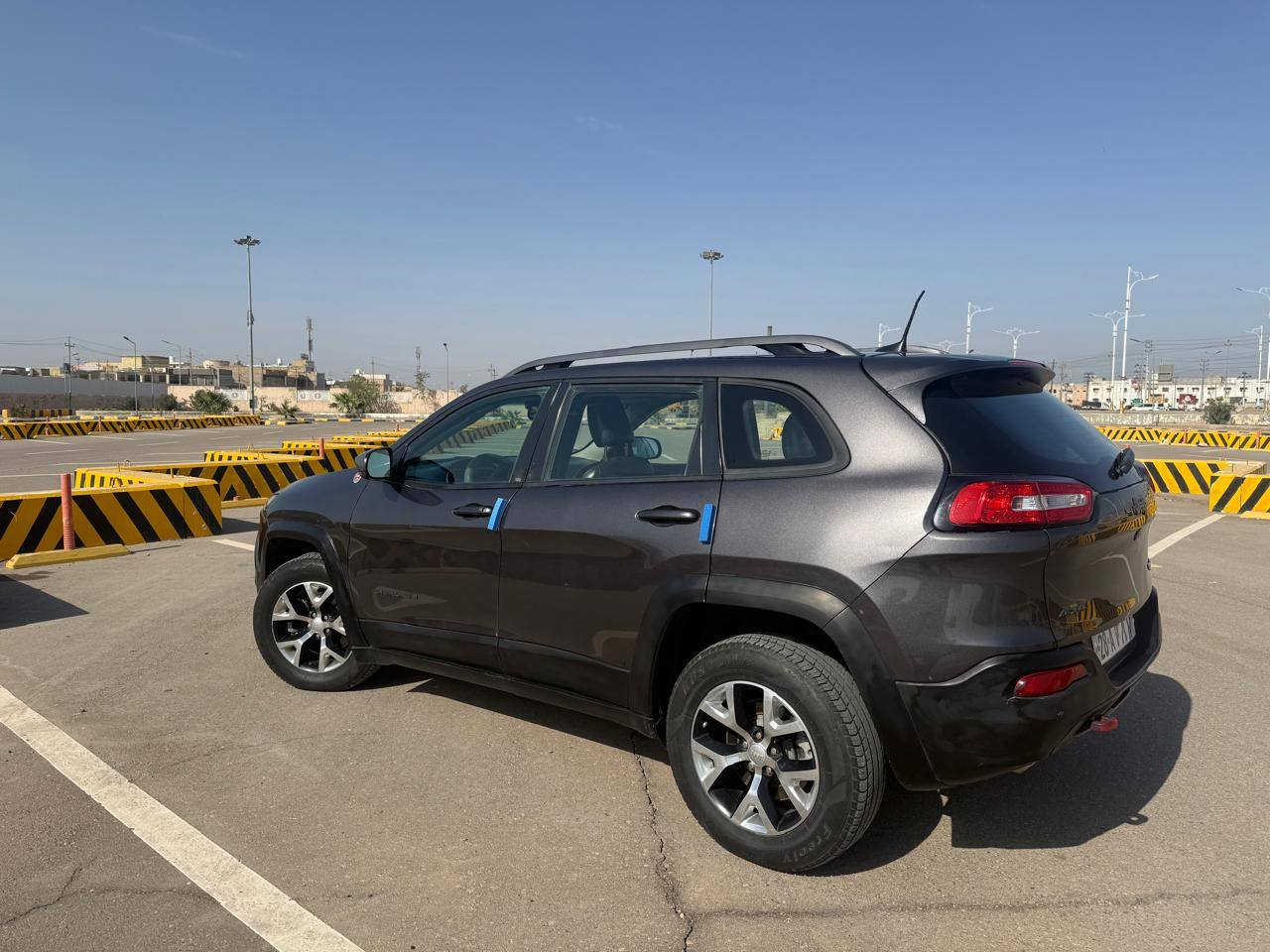 السلام عليكم
جيب شيروكي بزون تريل هوك فول مواصفات( 2018 )
للبيع فقط ب 145ورقة بدون مراوس
 رقم نجف باسمي تحويل مباشر
مكانه في العماره 

المواصفات 
...........................
دفع رباعي 4x4
محرك 4سلندر 2400
وضعيات قيادة متعددة
هندبريك بصمة
شاشة جبيرة
كاميرا دوارة
حساس خلفي
كشن السائق كهرباء جلد حاضنة
كشن تدفئة تبريد
كشن ميموري خزن حركتين
فتحة سقف على طول السياره
رادار مري جانبي
اشارة مري جانبية
مري قلاب عند الرجوع 
شفتات ستيرن
تاير صحراوي جبلي
جنطة كهرباء 
جنطة بصمة ايظاً 
تشغيل عن بعد
ابواب بصمة
سبير ويل جديد
هوكات سحب امامي وخلفي.
صور الحادث بالمنشور 
مكاني ( العماره قطاع شارع المدارس) للاستفسار اكثر
رقم الهاتف ***********
