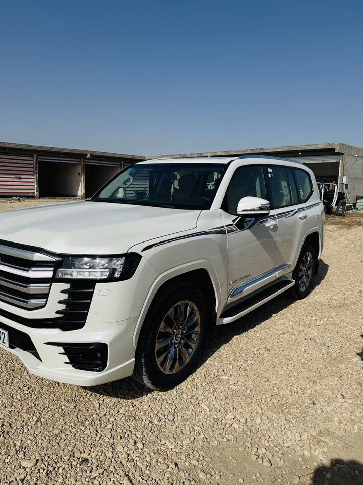 السلام عليكم لاندكروز  لمتد 2024 للبيع  كفاله عامه من الدعاميه للدعاميه فول مواصفات للاخير ماشيه ١٨ الف شاحن لا سلكي كامرات محيطيه ٣٦٠ درجه سياره جديده جداً للاستفسار الاتصال ***********
