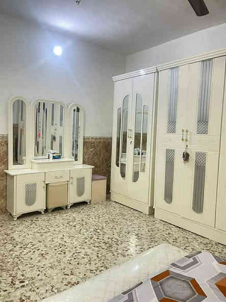 السلام عليكم 
بيت زراعي للبيع مع أثاث كامل مساحة 350 عنوان / بغداد مقابيل التأميم قرب فلكة سلمان 
(بالخدمي مال بانزين خانة بشارع خدمات كلكسي بنفس الشارع كله كبل ) 

البيت صاير ركن عالشارع 
يحتوي البيت على ٢ غرف نوم 
٢ مطبخ (حار وبارد ) 
صالة 
استقبال 
٢ حديقة 
كراج على طول البيت 
الواجهيه ١٤ والنزال ٢٥ 
السعر على الواتساب ***********
