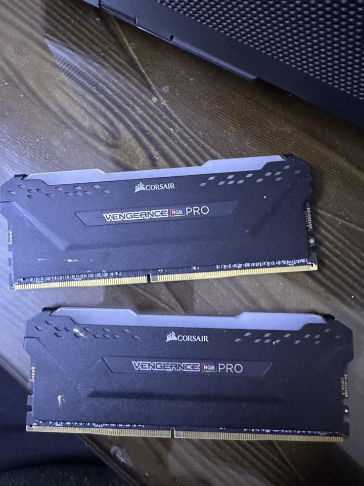 كرت gtx 1070 gigbayts ب200
رامات 32 كيكا 2x16 فينجس 3600 400 الف 
عنواني الدوره قرب جامعة دجله 
***********
