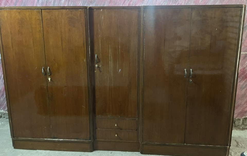 السلام عليكم عندي جربايه صاج شغل توصا وياه كومدي عدد 2 ومندر اسفنج مميز بعده جديد وكنتور خمس بيبان صاج داخل وخارج سعرها 350 الف المكان دورة شارع 60 لتواصل *********** ابو محمد
