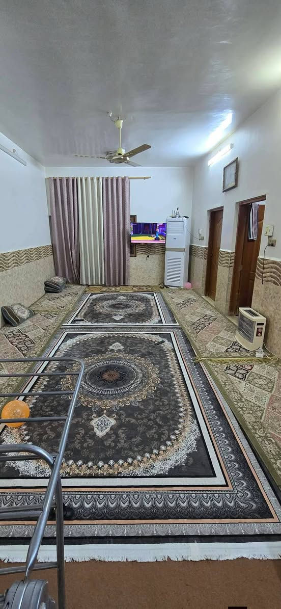 السلام عليكم
بيت للبيع طابو صرف 

العنوان جمعية الاسكان مقابل جامع اهل البيت

مساحته 253متر واجهه 13م

يحتوي ع

4 غرف نوم 

صالتين

مطبخ 

استقبال 

صحيات

طارمه كبيره

مناور 

للاستفسار أكثر الاتصال ع

***********

***********
