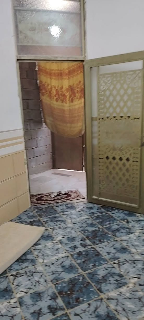 بيت للبيع او للرهن ٦٥ متر واقع حال بس بلسند ٥٠ متر عرض الشارع ٨ متر البيت طابقين الطابق الأول كامل بس الثاني هيكل كامل حته ستاره كامله عوزه بس لبخ الطابق الثاني البيت كله كونكريت مسلح شغل درجه اولا سعر ٥٥ وبي مجال وسعر الرهن ٢٢ رقم الهاتف ***********
