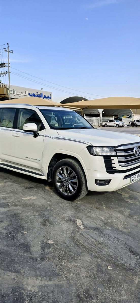 السلام عليكم 
ايامكم سعيدة عيد أضحئ مبارك 
للبيع تويوتا لاندكروز موديل 2023 وكالة ساز GXR ام ضمان ماشية 32الف كفالة من زلغ سيارة جديدة علة وضع وشركة محرك 4000 تنفس طبيعي سونار مرفق بل منشور 

المواصفات
*بصمة تشغيل 
*بصمة ابواب لمس 
*تشغيل عن بعد فتحة سلايت 
*كشنات ثنين كهرباء 
*كشنات جلد 
*كشنات تدفئة تبريد 
*8 ايرباك 
*زراكات 
*مري شفط 
*شاشات خلفية 
*مطفئة حريق
*جنطة شفط 
*سبعة راكب 
*ثلاث قطع تبريد 
* مكاني ديوانية جزائر
*غير متواجد عل فيس فقط اتصال 
*تفاصيل اكثر تصال علة رقم 
***********
