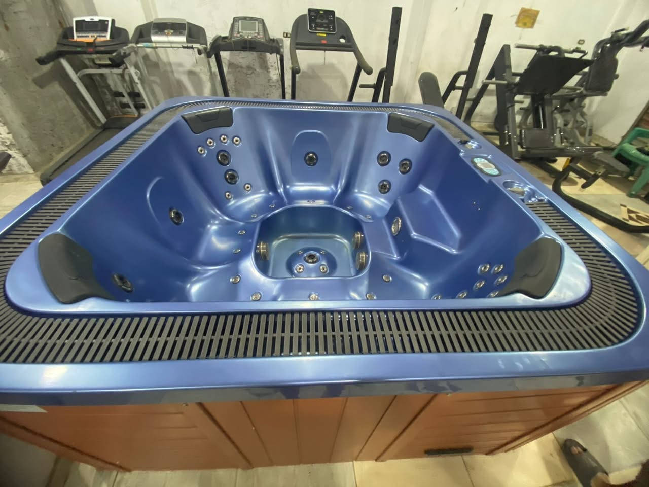 جاكوزي مستورد مقاس 220 * 220 وعمق 90 بحاله الجديد حرفيا لم يستخدم الا مرات معدوده يصلح للفيلات والجيم والاصباه والبيوتي سنتر


**إذا كنت صاحب هذا الإعلان وتريد حذفه لأي سبب، رجاءا أرسل رسالة إلى الدعم الفني**