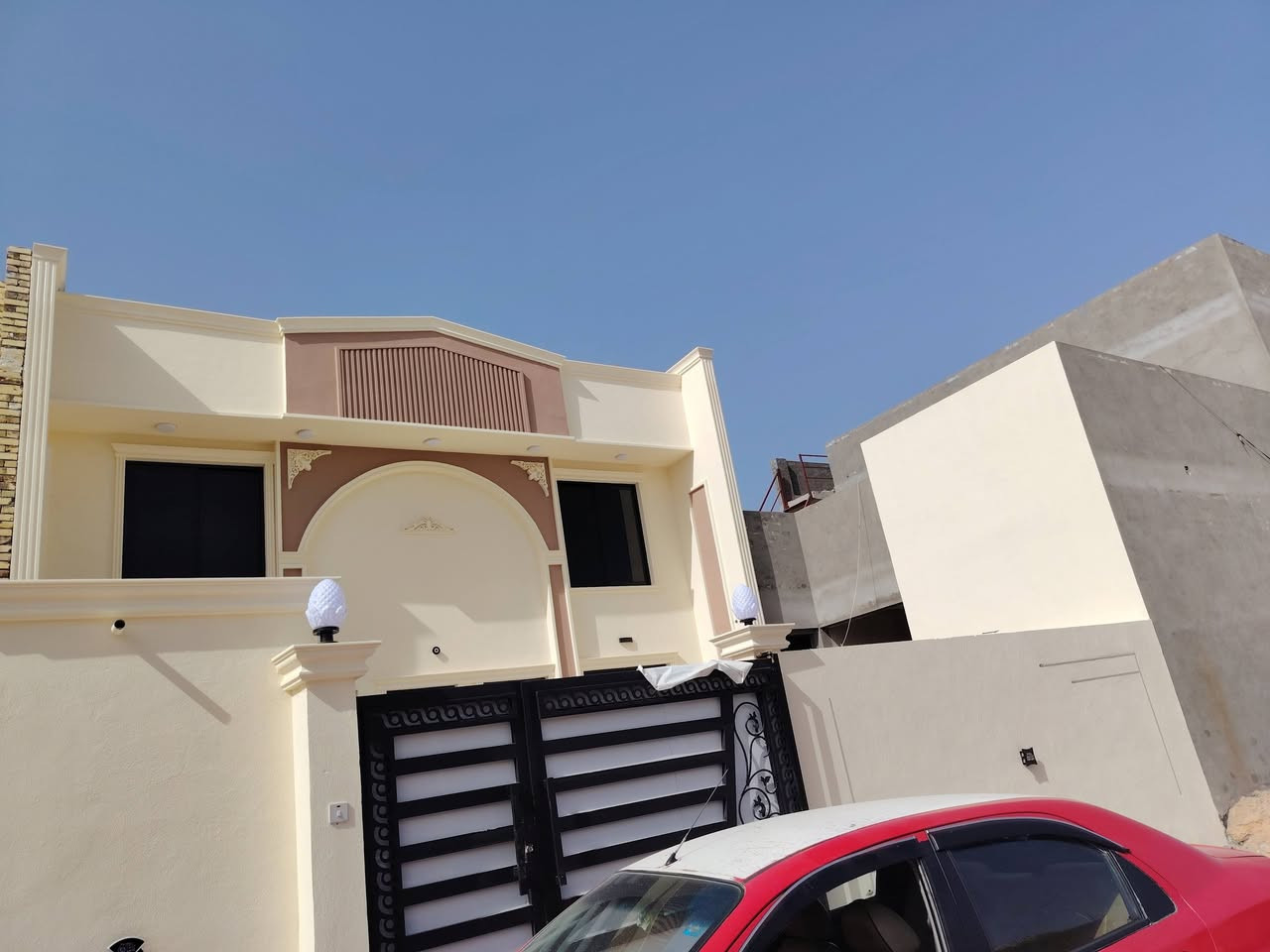 دار مساحه ٢٠٠ متر طابو زراعي سند ٢٥ بيت كامل وجاهز تسليم مفاتيح مباشر واني شارح بالفيديو تفاصيل كامله السعر ١٣٨ وبي مجال العنوان ورديه داخل  قرب مدرسه مالك الاشتر خلف مستشفئ الحياه لاستفسار ***********
