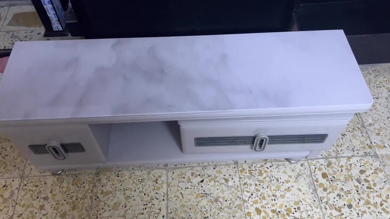 ميز تلفزيون جديد اشتريتة وطلع صغير على تلفزيوني واريده 100الف هذا رقمي ***********
