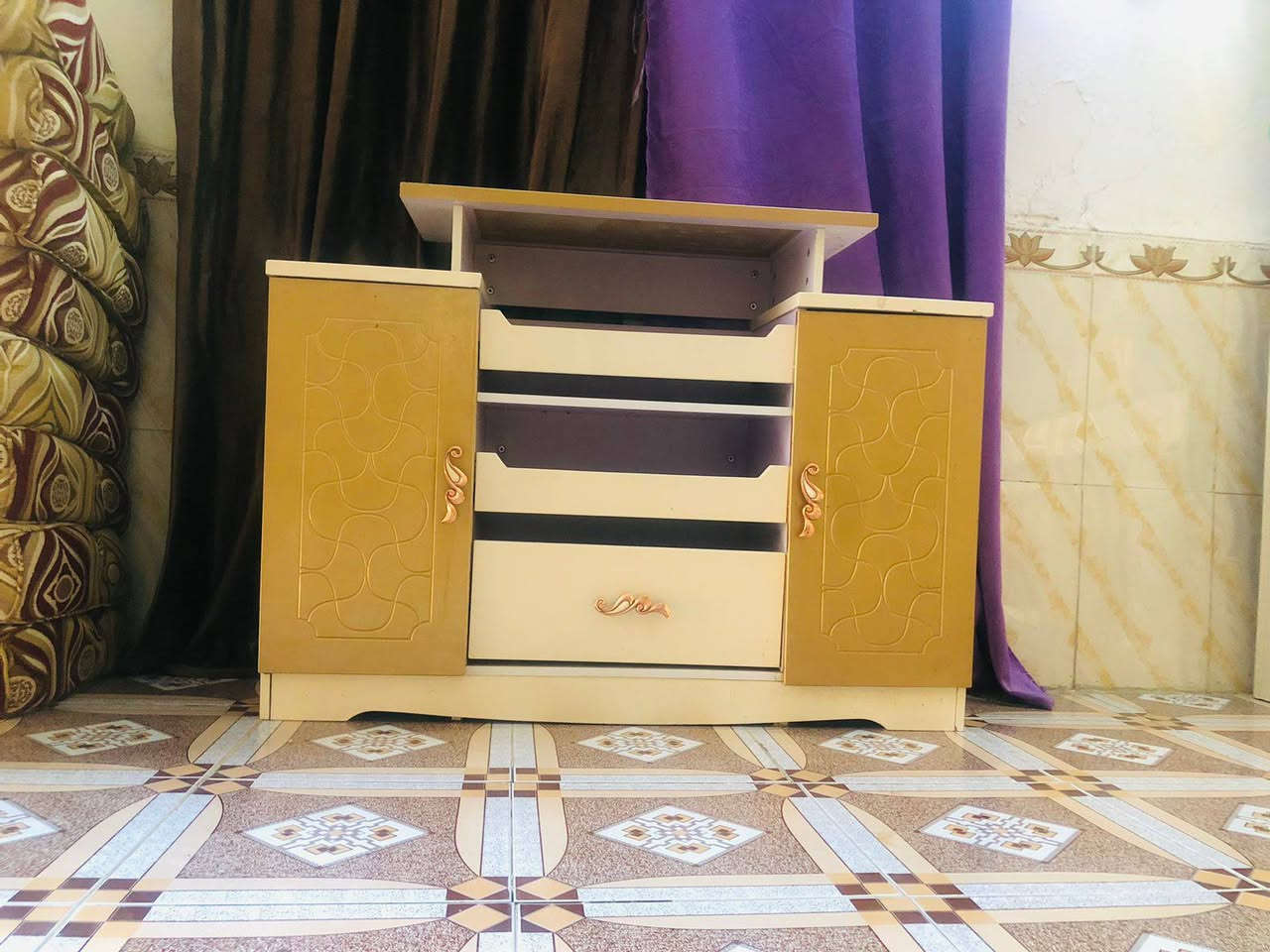 السلام عليكم غرفه اخشاب مثل ما واضحه بالصوره غرفه كلش نضيفه وحلوه اخذناهه اب مليونين ونص وينه اليريد يعرس اخذها وعرس وتوكل بالله 😊 موجوده بالشطره سبعه نيسان سعرها 750 الف هاذا رقمي اليريدها بخدمته ‏‪0786 588 4062
