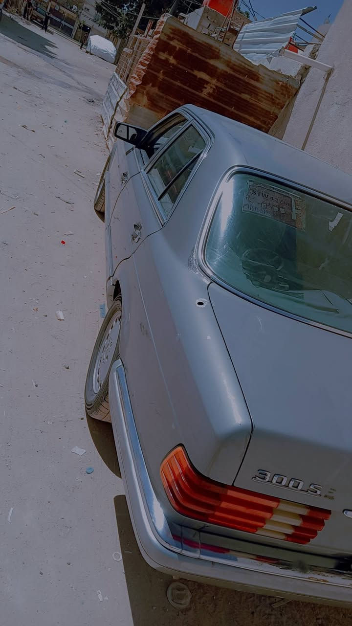 سلام عليكم مارسيدس جانبو موديل 90 رقم انبار راعيهه بل حله مكينه وكير بجيس السياره حلوه بس الدواخل يراد ترتيب للاستفسار ***********
