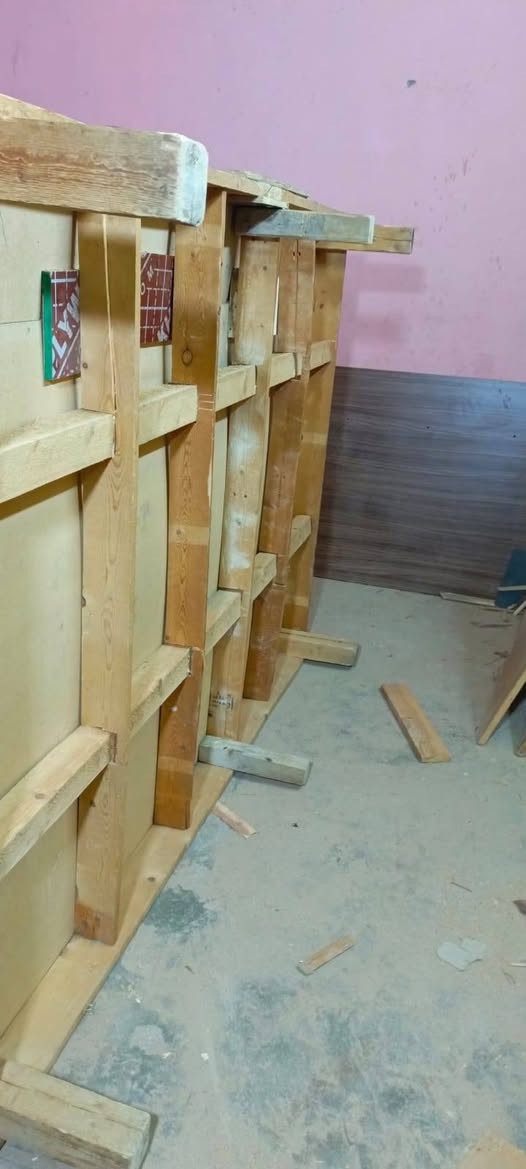 تخته نفرين نظيفه وثقيله تفصال خمسه ميل خلف ساحة الصلاة قرب مدرسة بور سعيد السعر ٦٥.
***********
