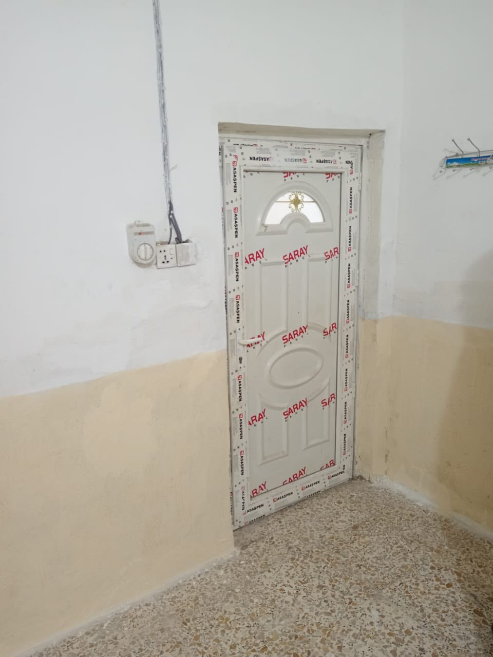 نص بيت ايجار خلفي. غرفه جوه وتخاريج ومطبخ. وغرفه فوك. قريب سوك الانصار 
***********
