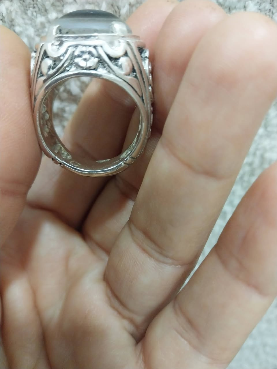 السلام عليكم جزعه يمانيه مشكوله قديمه وزن ٢٠ غرام للاستفسار***********
