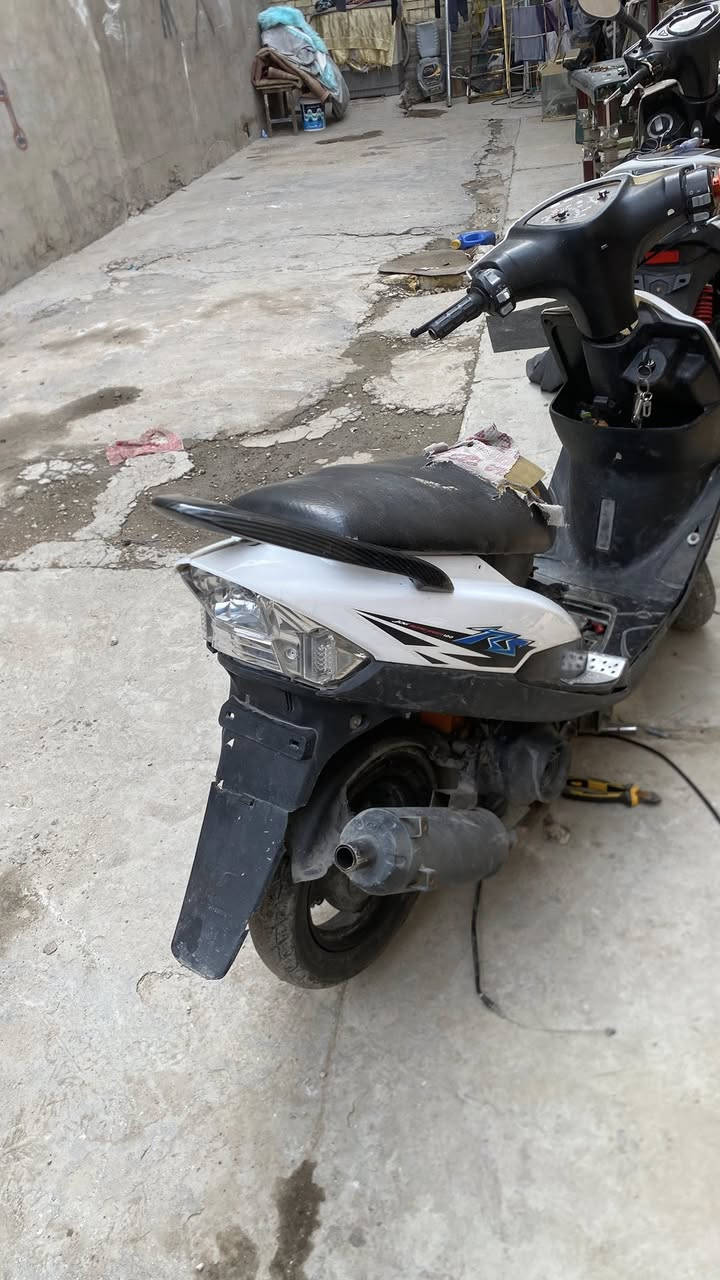 سلام عليكم ماكس عدلة
دراجة كاملة ابيع كوم حديد  على حطتها تجي تحمل وتروح 
دراجة كفرات جدد كاملة مكينة ما مفتوحة  
مكاني بغداد الجديدة 
متواجد فيس واتصال *********** 
سعر 225 الف قفللل بدون عملة
