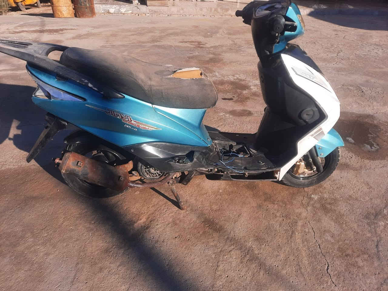 السلام عليكم للبيع دراجه سكنس الدراجه حلوه مجفته توه كهربائيات شغاله بيه بس الكابريتر اتخربط السعر ١٧٥اوبيه مجال للشراي الاتصال على الرقم*********** مكانه بابل
