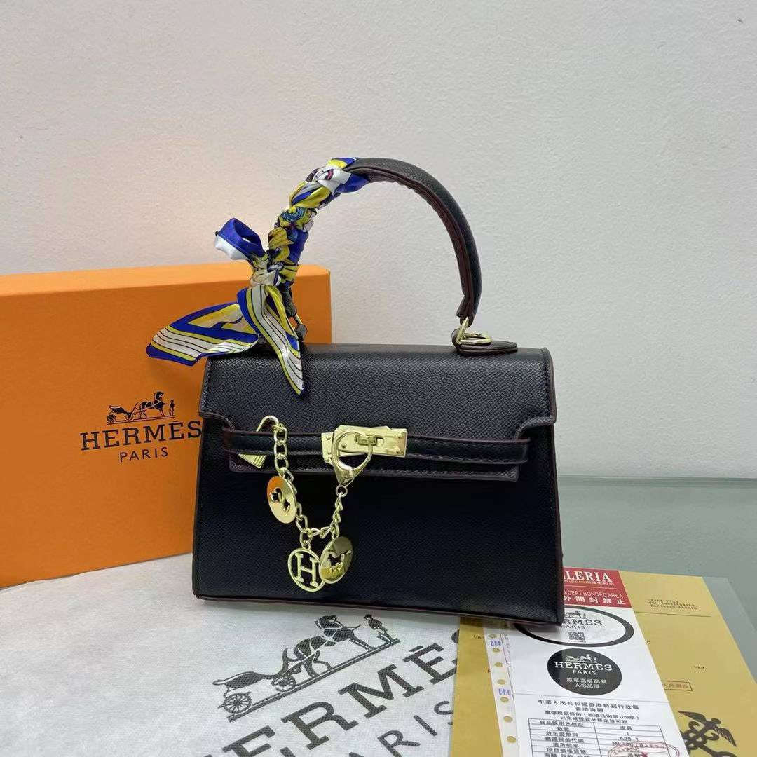 اناقتج ويانه غير 👜
حقيبة فاخرة من طراز هيرمز بتصميم ماستر كوالتي،. تتميز بتفاصيل معدنية أنيقة وإغلاق تقليدي مع قفل وحزام أمامي قابل للتعديل.مع لمسات نهائية دقيقة تعكس أعلى معايير الجودة والفخامة. تصميم يجمع بين الأناقة الكلاسيكية والطابع العصري الفاخر.


**إذا كنت صاحب هذا الإعلان وتريد حذفه لأي سبب، رجاءا أرسل رسالة إلى الدعم الفني**