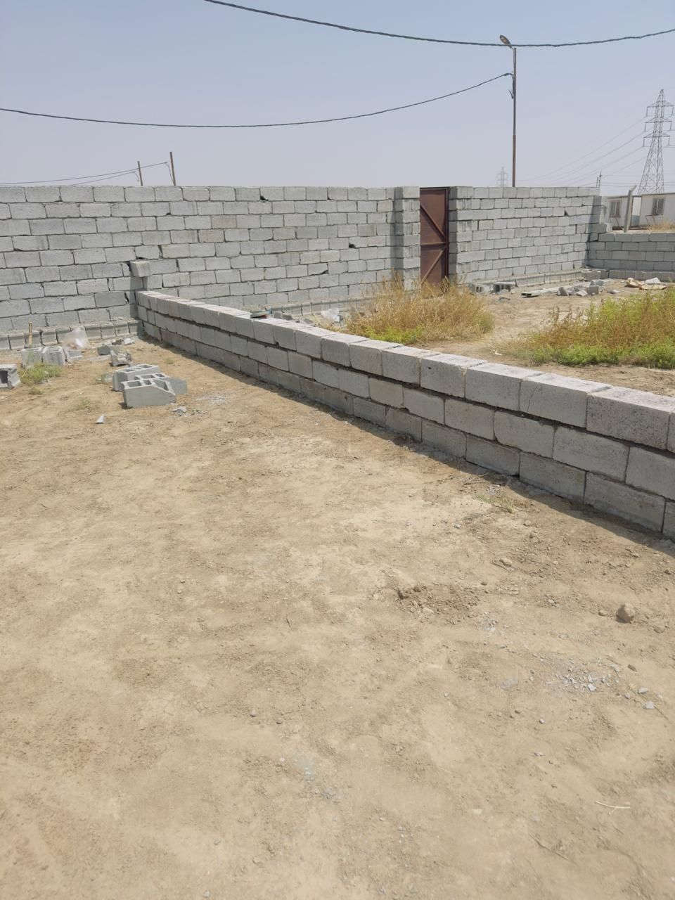 قطعه ارض زراعيه للبيع المساحه ٤٠٠ متر الواجهه ٢٠ ونزال ٢٠ مقابل مجمع السلام السكني سند ٢٥ للاستسفار *********** ومتوفره كافة الخدمات
