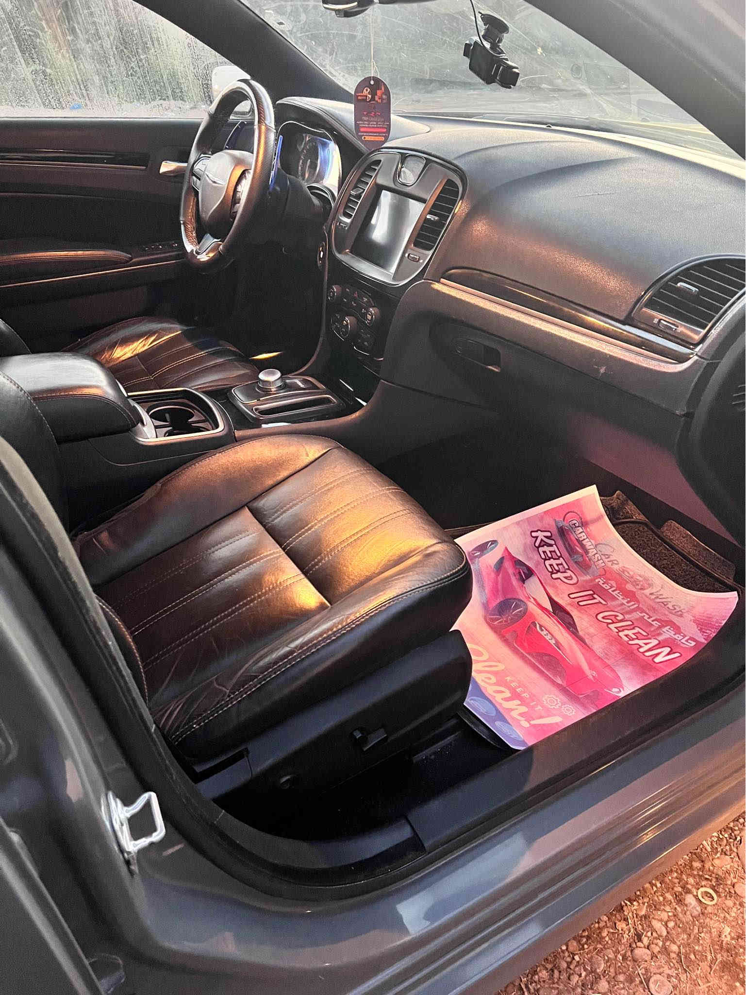 السلام عليكم 
اوباما كرايسلر موديل 2019 S
محرك v6 3.6
السياره ماشيه150 الف كم 
السيارت دفع رباعي 
لون اسمنتي 
سونار السياره موضح بالصوره 
سعر السياره 235 
مكان السياره بغداد 
وبيه مجال بسيط .
رقم موبايل ***********
رقم موبايل *********** Colombo
