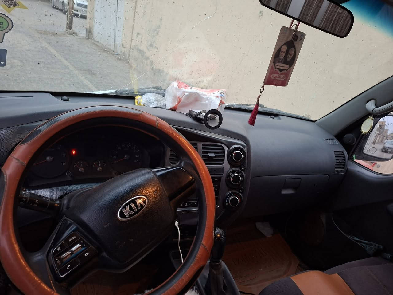 يالله سلام عليكم كيا 2700 للبيع موديل ٢١ سياره بيه ضربه جهت صفحه جهت سايق الباقي مكفول كير مكينه شاصي سياره جاهزه تخم تاير جديد دعاميات ورا وكدام محجر سياره جديده وبسمي مداور ثاني يوم رقم بابل انكليزي اسعر ١٢٠ وبيه مجال مكان نجف ***********
