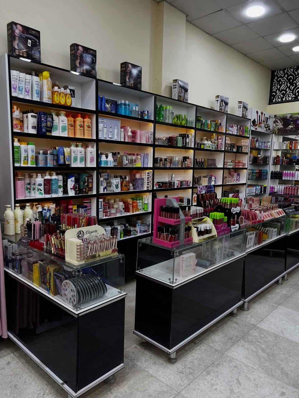 كوزمتك كامل للبيع 
يحتوي على بضاعه +فاترينات + كاشير +حاسبة 
السعر مناسب جدا للتواصل على الرقم ***********
