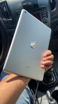 ايباد جيل 9 جديد بكارتونته ذاكره 64 سعره 300وبي مجال بسيط مكاني زعفران...