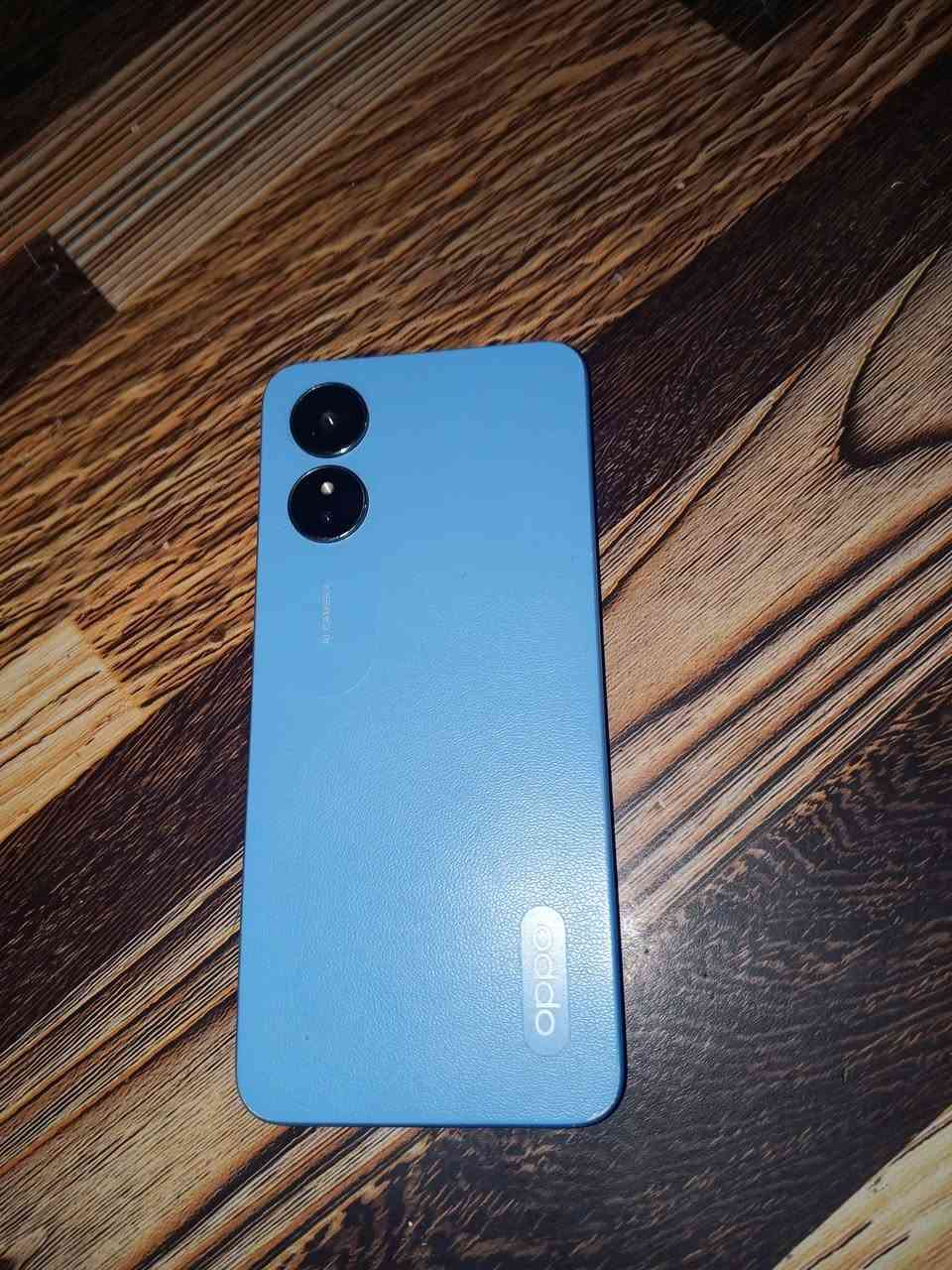 عنوان البصره للبيع 
هذا هاتف OPPO A17 (طراز CPH2477) يعمل بنظام Android 12 وواجهة ColorOS V12.1. يأتي بمعالج Helio G35 ثماني النواة، وذاكرة تخزين 64 جيجابايت مع ذاكرة عشوائية (RAM) 4 جيجابايت، ويتميز ببطارية 5000 مللي أمبير وكاميرا خلفية 50 ميجابكسل.
أبرز مواصفات الجهاز:
المعالج: ميديا تيك هيليو جي 35 (Helio G35 Octa Core).
نظام التشغيل: أندرويد 12 مع واجهة ColorOS 12.1.
الذاكرة والتخزين: ذاكرة تخزين داخلية 64 جيجابايت، ذاكرة وصول عشوائي (RAM) 4 جيجابايت.
الكاميرا: رئيسية خلفية بدقة 50 ميجابكسل.
البطارية: 5000 مللي أمبير.
الشاشة: 6.56 بوصة.
منفذ الشحن: Micro-USB 2.0. 
الجهاز يعتبر من الفئة الاقتصادية التي توفر أداءً أساسياً ومستقراً.


**إذا كنت صاحب هذا الإعلان وتريد حذفه لأي سبب، رجاءا أرسل رسالة إلى الدعم الفني**