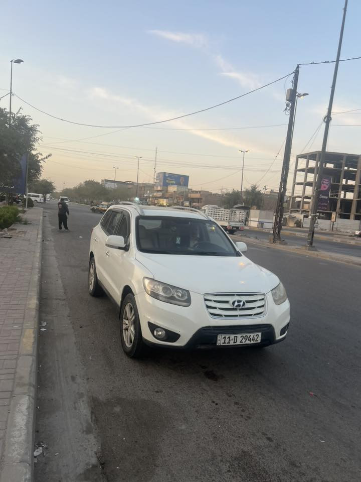 السلام عليكم سنتافي 2011  سته سلندر فول مواصفات بيها خمس قطع صبغ بدون دواخل وبيها سونار  رايده117قفل مكاني واسط 
***********
