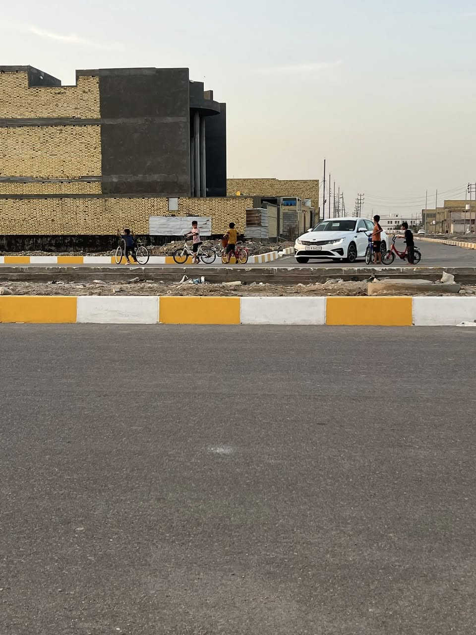 السلام  عليكم
هيكل مسقف ماي مجاري كهرباء عوزه لباخ ومخمر وسيراميك ١٠٠ م طابقين  العنوان حي الكرامه قرب المدارس الصينيه 

للاستفسار اكثر ***********

