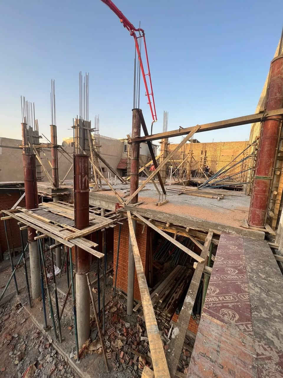 المشرق للتطوير العقاري 🏗️

بناء الدور السكنية و الابنية التجارية 
مواصفات العمل
-حفر الارض 40 سم .
-فرش طبقة من السبيس ويحدل بحادلة 20 طن .
-رش مادة الكلوردين فايروسي المضادة للارضة والحشرات.
-فرش نايلون زراعي بعد الحدل .
-عمل منظومة مجاري متكاملة حسب المخطط بأنابيب (4 انج) امل الشريف او سمارت .
-تسليح الاساس مع جسور حسب المخططات الانشائية .
-صب الأساس  الرفت بارتفاع (40 سم) صب مركزي C35 .
-ارتفاع الطابق الارضي 3.2 متر صافي و الطابق الثاني 3 متر صافي .
-البناء وتقطيع البيت بواسطة الطابوق الجمهوري الاصفر  حسب المخططات الانشائية .
-صب السقف بارتفاع (20 سم) مع عمل رباط فوق الاضلع 20 سم لكل الطوابق.
-تقطيع الطابق الثاني بالطابوق الجمهوري (9 انج).
-صب الطابق الثاني بنفس مواصفات الطابق الأرضي مع التقطيع حسب المخطط.
-ارتفاع الستارة (120 سم) مع ارتفاع السياج (180 سم). 
الاسعار والمواصفات ل مساحة 100 م واكثر 
شرط العمل يكون طابقين او اكثر..

الموقع: بغداد – الاعضمية – سبع ابكار  -  قرب مطعم هم هم📍🏗️
 
الاستفسار على الارقام الاتية:
‭0771 547 7998‬
‭0776 158 9666‬
