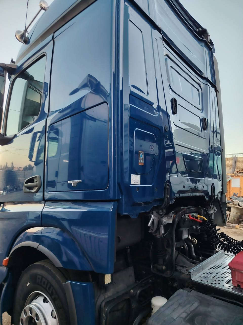 السلام عليكم وحش موديل ١٦ حجم ٤٥ سقف وسط بعدها كاتي شاصي مضروب باج فول مواصفات عده السبلت خزن رتادير كامره وحساس تخم تاير جديد باتريات جدد السياره مكفوله كفاله عامه  اتريد بس الراس اتريد هيه والعربانه العربانه فصخ وربط اربع محاور شاصي ١٦.دناكير ١٤ طولها ١٣ و ٦٠ حداده حمودي الدراجي   السعر كلها اب ٦٠٠٠$  ست شدات الراس وحده ٤٢٠ والعربانه وحدها ١٨٠  مكانها ديالى بعقوبه للستفسار اتصل ***********
