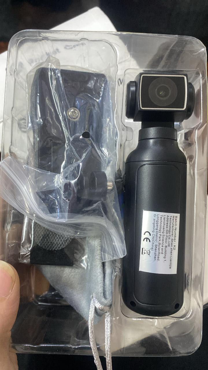 هذه كاميرا جيب محمولة (Pocket Camera) بدقة 5K. 
تتميز بقدرة تسجيل فيديو بدقة 5K Ultra HD.
تحتوي على جيروسكوب سداسي المحاور لتثبيت الصورة.
تتضمن شاشة بحجم 1.33 بوصة وعدسة قابلة للدوران بزاوية 270 درجة.


**إذا كنت صاحب هذا الإعلان وتريد حذفه لأي سبب، رجاءا أرسل رسالة إلى الدعم الفني**