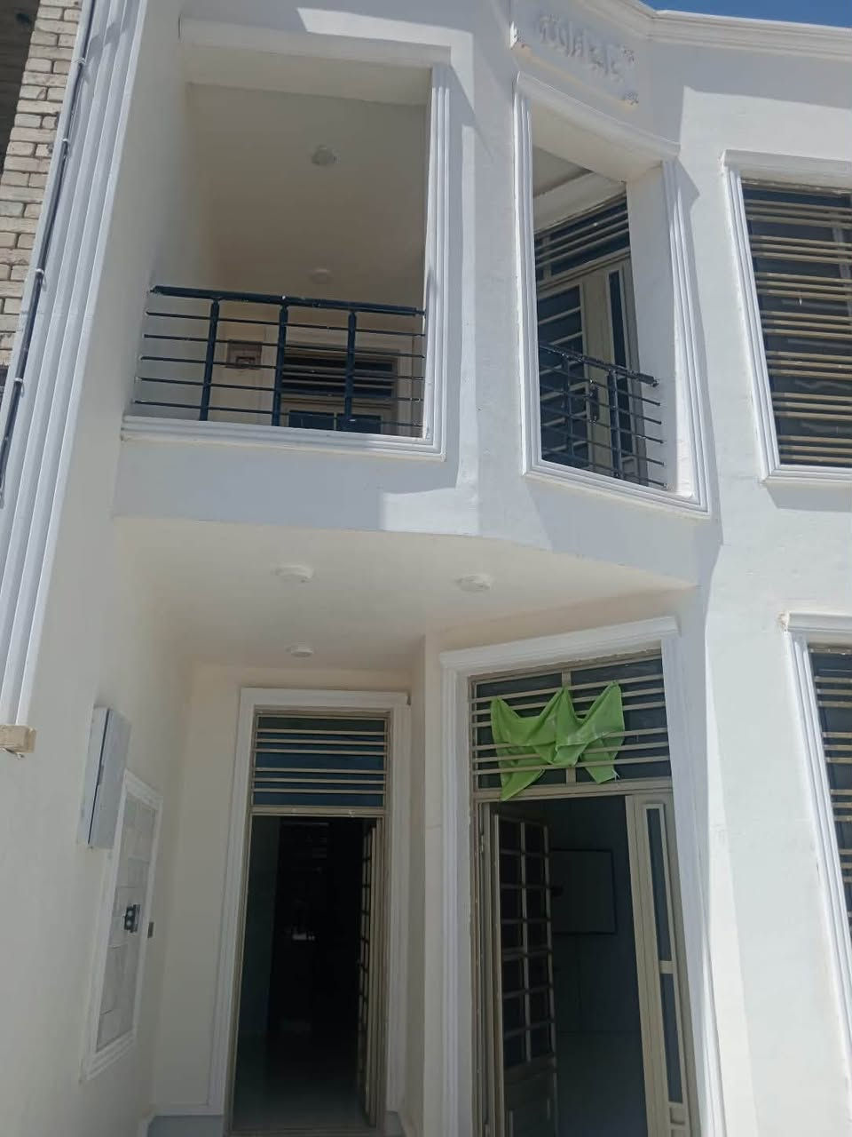 ✨ عقارات الأسد ✨

🏡 للبيع – دار سكنية بناء درجة أولى

📍 الموقع: بابل – قضاء المحاويل – حي الضباط

📐 المساحة: 150 م²
📄 السند: طابو ملك صرف

🏠 المواصفات:
 • بناء حديث طابقين بتشطيب درجة أولى.
 • واجهة 6 م × عمق 25 م.
 • 🌳 تقع أمام حديقة خضراء تمنح إطلالة جميلة وأجواء هادئة.

🔹 الطابق الأرضي:
 •  استقبال.
 • غرفة نوم 
 • صالة 
 • مطبخ.
 • مجمع صحيات داخلي.
 • صحيات خارجي.
 • كراج كبير.

🔹 الطابق الأول:
 • غرفتا نوم.
 • صالة.
 • مجمع صحيات.

✅ منطقة سكنية هادئة ومخدومة، وتتوفر فيها جميع الخدمات، وموقع مميز مناسب للسكن العائلي.

📞 للاستفسار والتواصل عبر صفحة عقارات الأسد او الاتصال على الارقام التالية:.

***********/ ***********
