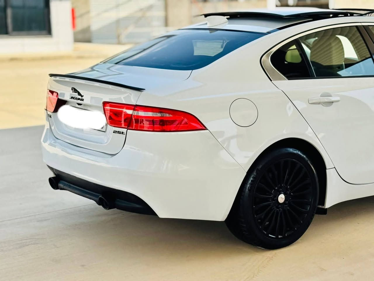 سلام عليكم من رخصت مدير الكروب سياره جاكوار موديل 17،،
سياره فول مواصفات ،،
رقم اربيل..
فتحه سقف،،
تحكم ستيرن كشنات كهرباء ،،
مكينه 6سلندر سوبر جارج..
سبورت رياضي صوت عالي كاتم..
مضخم سماعات ..
عازل الصوت
عداد الكتروني كير ماوس ..
 مانع انزلاق قياده ذاتيه ..
هواي مواصفات بيه ماذاكرهن فقط الجناي يعرفهن 
عنوان بغداد ..رقم الهاتف ***********،،
