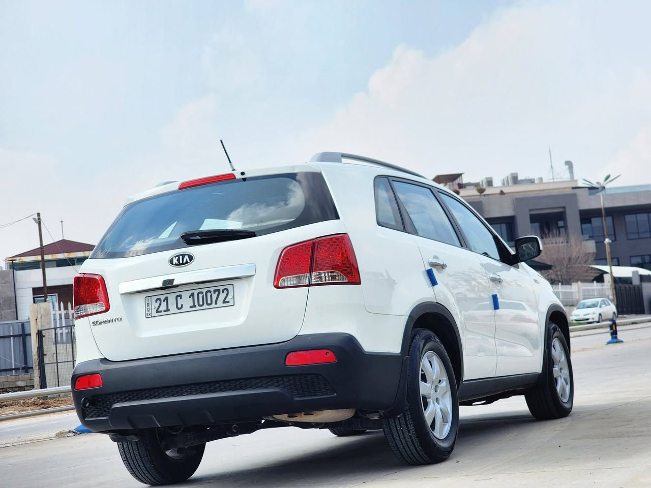 السلام عليكم فقط بيع بدون مراوس
مكان السياره #سليمانيه 
كيا سورنتو موديل 2012 خليجي مكينه دوش 2400 اربعه سلندر مكينه بلاديه مامفتوحه 
سياره نظيفه استخدام شخصي عله ايد وحده سياره جاهزه تخم تاير وصدر حداديه كله جديد ..سنويه وارقام جديد ب اسمي 
مواصفاتها الاعتياديه ٧ راكب وتبريد مركزي 
السعر 146$$ ورقه وبيها مجال لشراي 
الرقم *********** واتساب موجود
