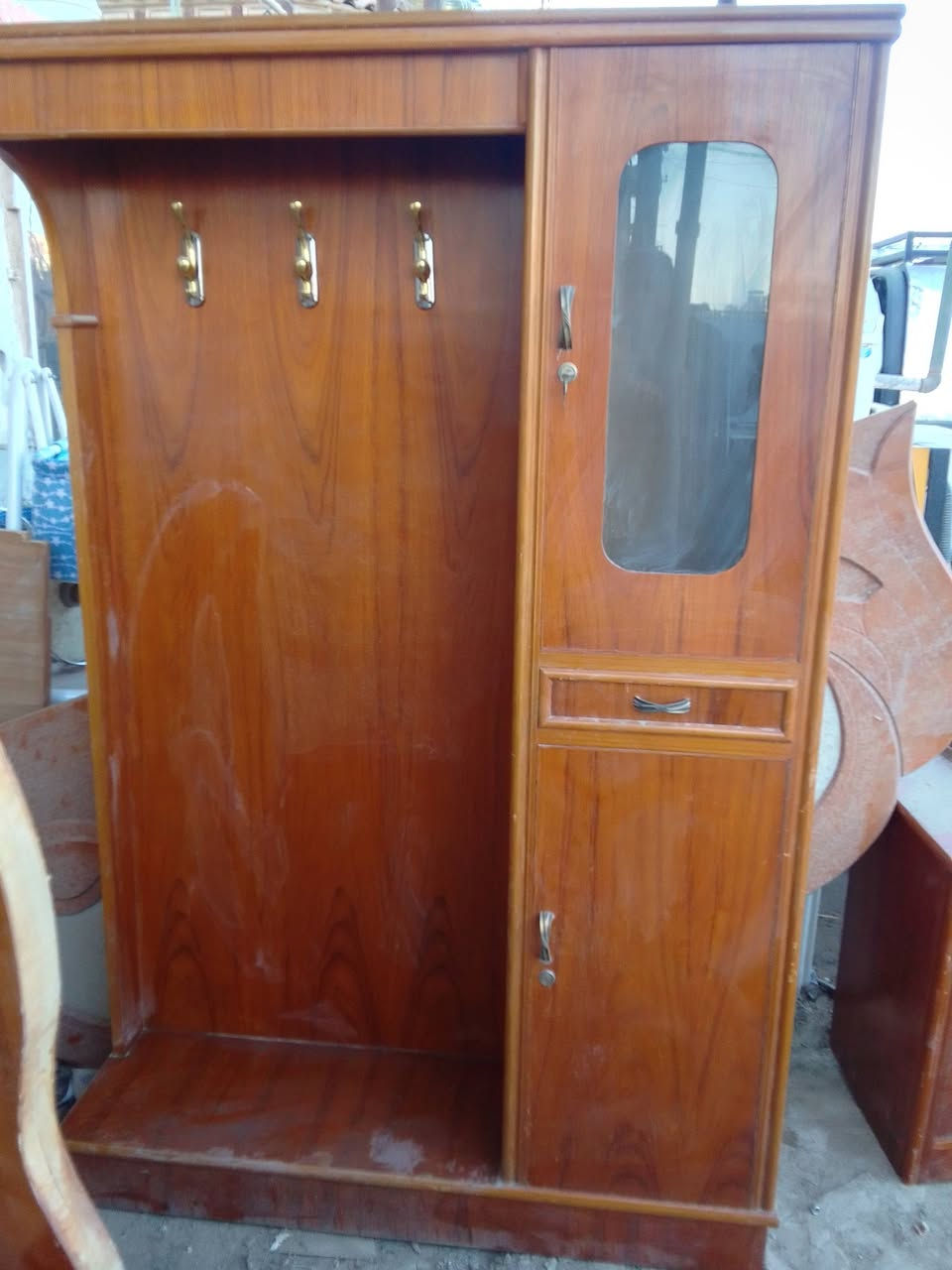 من رخصة الادمن
غرفة نوم ست ابواب طابقين تسكام نجارة درجة اولى صاج داخل وخارج غرفة ضخمه كامله الكنتور مفتوح لضيق المساحه في المحل 
السعر 750الف. قابل للتفاوض
حله شارع 60
***********
***********
