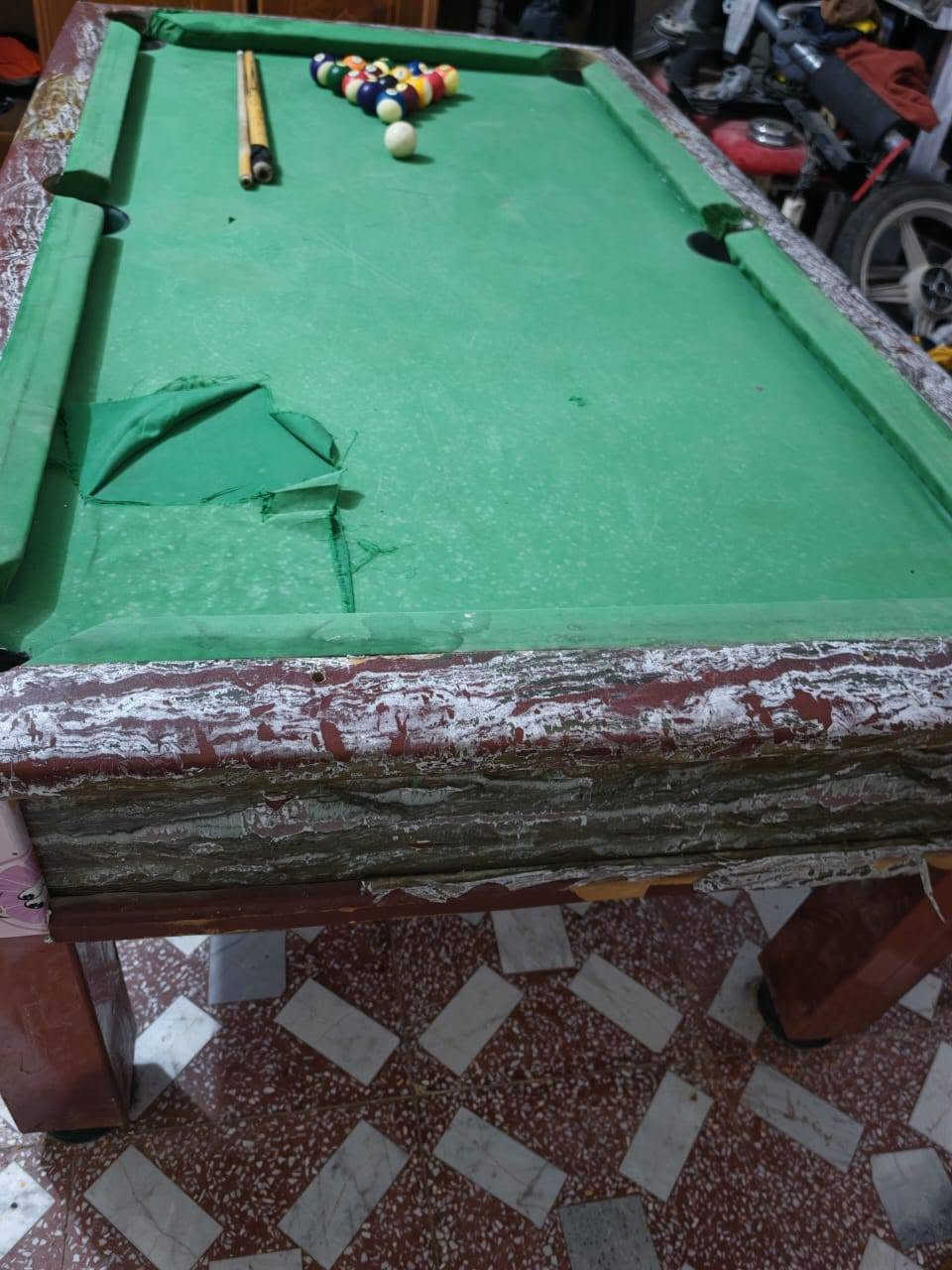 ميز بليارد نضيف وحلو زغير مال بيت  سعره 100مكاني البصره قضاء المدينه اليريده يراسلني خاص او عل واتساب ***********
