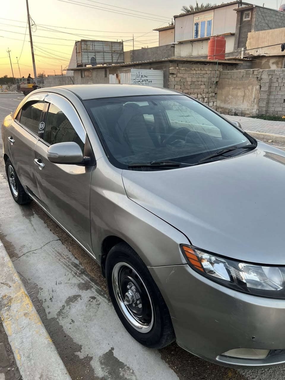 السلام عليكم سياره فورتي موديل 2010 للبيع وراد أمريكي سياره كلهه ليبل واحد  مصبوغه حزام للجماليه كير محرك جديد سيارة جاهز مابيها نقص مكفوله من السريع والتبديل مصبوغه حزام بسبب الجرائد السعر 85 وبيه مجال بسيط العنوان المحموديه حي بدر يم الجامع ) اسياره احلى من الصوره الرقم ***********
