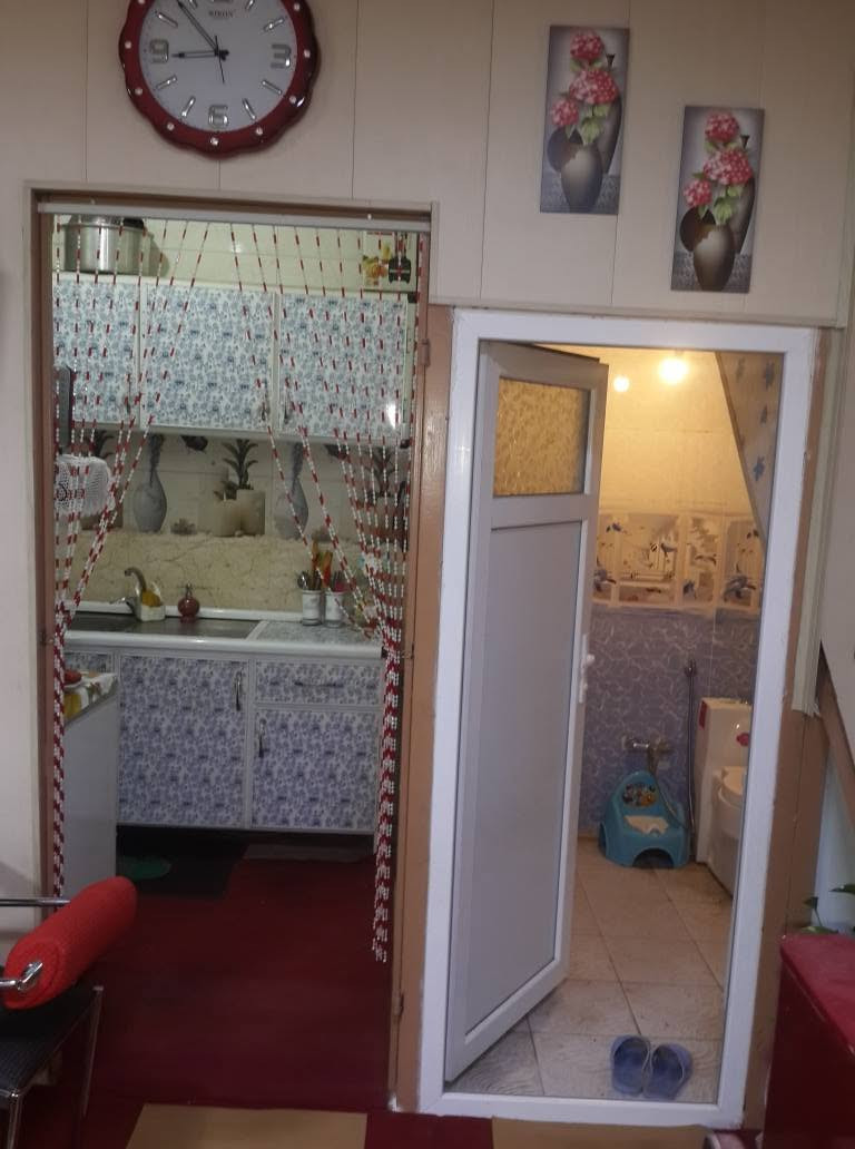 السلام عليكم 
يوجد منزل دار طابقين حديث البناء للبيع ( بناء واطئ الكلفة ) بستنة #ملك_صرف / المساحة 50 متر مربع / واجهة اكثر من ستة امتار ونصف / بإسمي تحويل مباشر قرار محكمة / منطقة البوبيات يبعد عن الحرم 3 دقائق بالسيارة
قريب من الشارع العام الرئيسي ( النهر ) 
فرع عرض ثمانية امتار
ماء كهرباء مجاري ( رئيسي رسمي ) تبليط خط 
مولدة واصل وشغال
انترنت كيبل ضوئي شغال
المنزل يصلح يكون بيت واحد ويصلح يكون شقتين منفصلات 

تأسيسات الماء و المجاري و الكهرباء درجة اولى
حتى سخان / تانكي / ماطور شغالات

الارضي صالة و غرفة نوم و مطبخ مع ومنور مع الملحقات
الطابق الثاني غرفة وصالة و مخزن مع سطح 
المنطقة سكنية ممتازة وراقية جدا

للتواصل على الرقم   ***********
